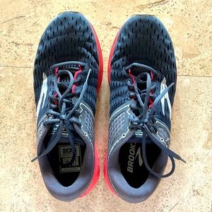 Woman’s Brookes Ravenna 9 running sneakers